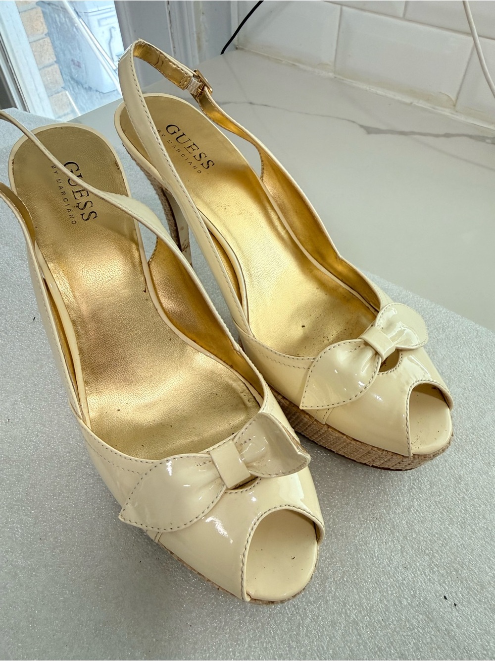 Y2K GUESS Cream Patent Peep-Toe Wedge Slingback with Bow